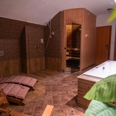 Hotel U Zlateho Kohouta Kroměříž Exteriör bild