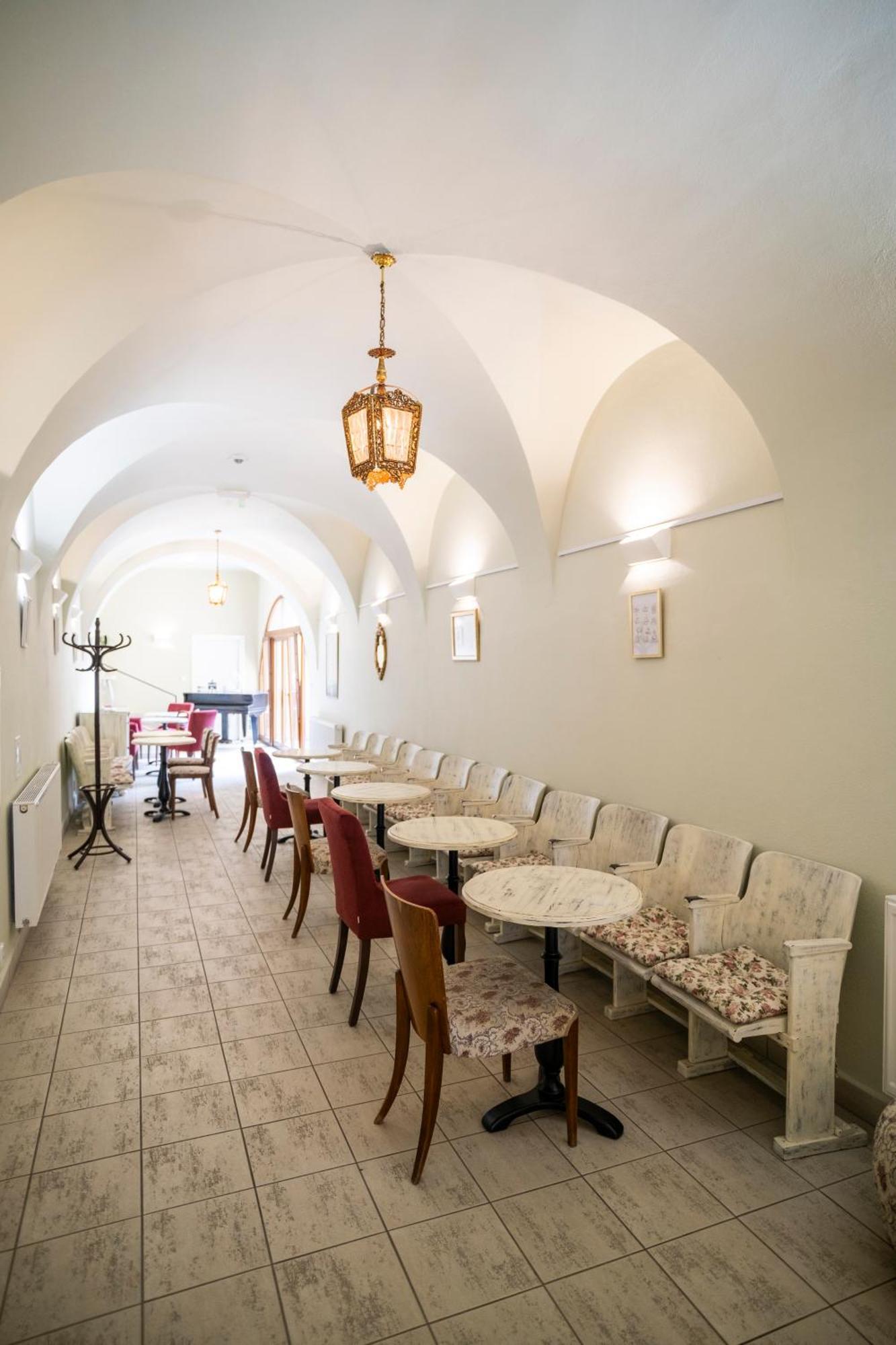 Hotel U Zlateho Kohouta Kroměříž Exteriör bild